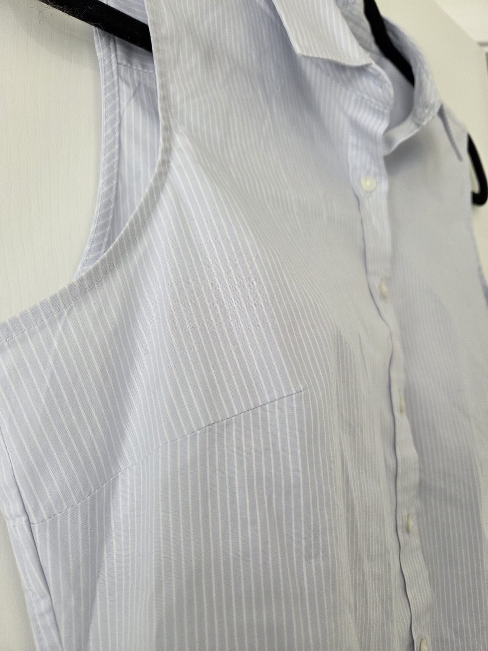 1022 Banana Republic Light Blue Pinstripe Sleeveless Button-Down Shirt - Picture 3 of 4